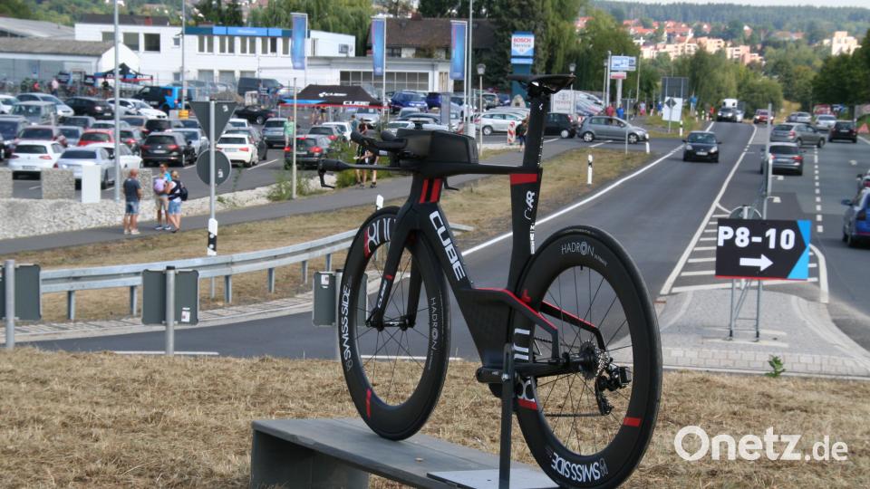 In der Mitte des Kreisverkehrs wurde für den Tag der offen Tür ein für den Triathlon entwickeltes Rad als Blickfang aufgestellt. fpoz