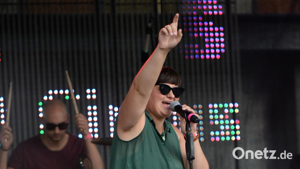Midnight Circus auf der Bühne der Beachparty 2018. brü
