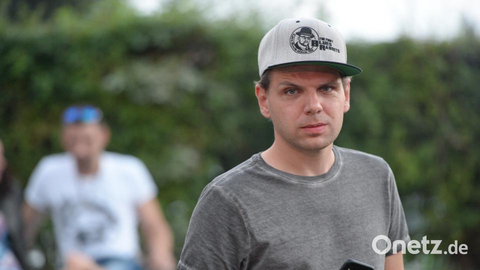 Skeptischer Blick von Funky Tobi Wessely. brü