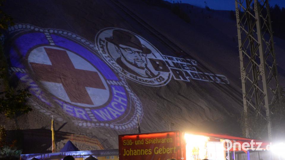 Ganz deutlich zu sehen. Wasserwacht und Blues Rabbits Logo auf dem Monte. brü