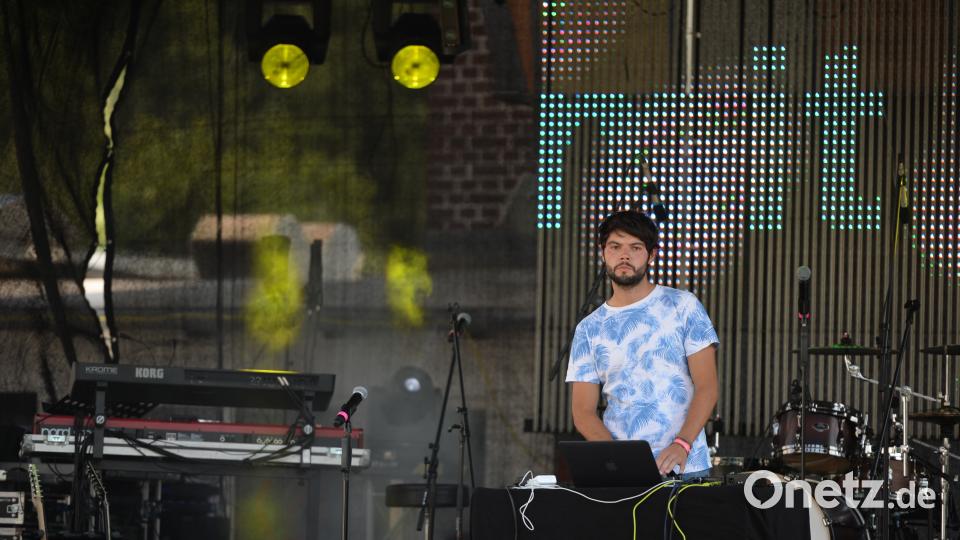 Bayern 3 DJ Andi Christl als Stimmungsmacher an den Plattentellern vor den Bands. brü