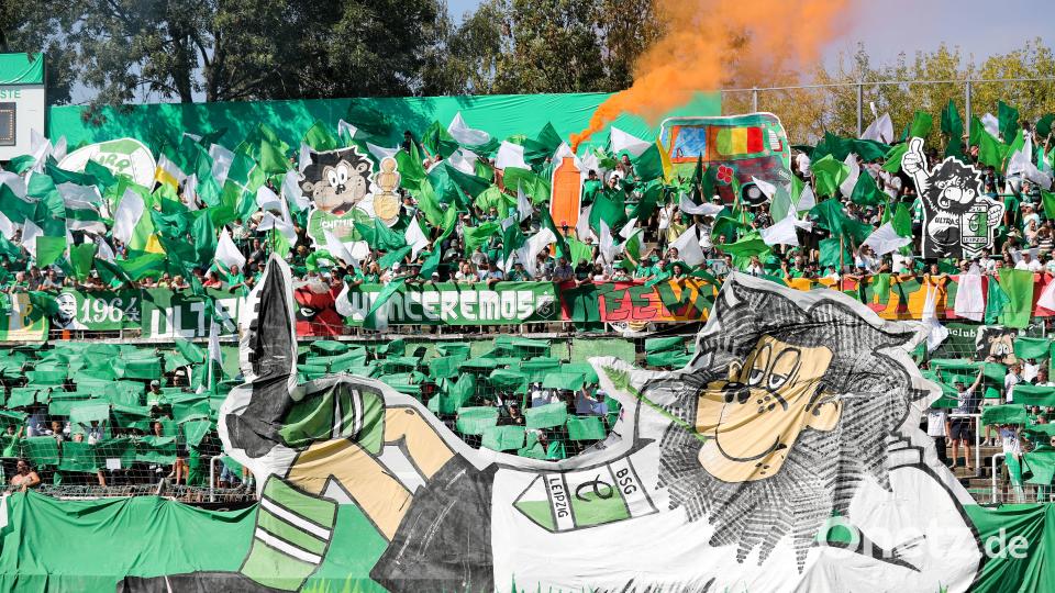 Fans von Chemie begleiteten das Spiel mit einer bunten Choreografie. Jan Woitas/dpa