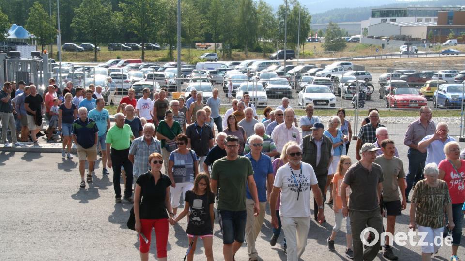 Dicht gedrängt strömen die Besuchen am Samstag und Sonntag in das Cube-Logistikzentrum an der Marktredwitzer Straße. fpoz