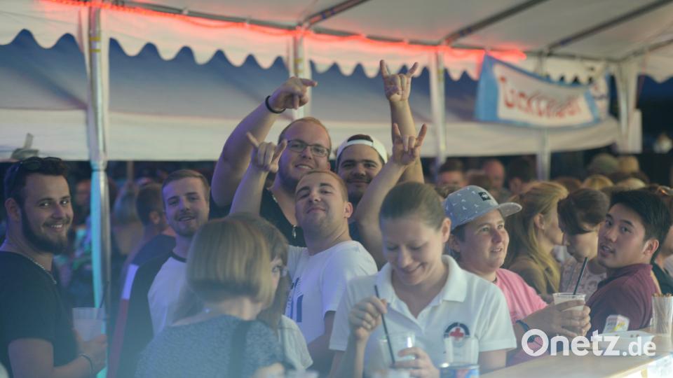 Vor der Bar. brü