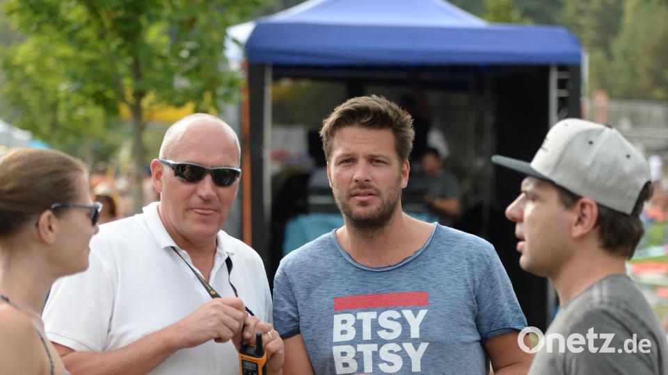 Die Organisatoren Wasserwacht Chef Mike Schmid (2.v.l.) und Funky Markus Stang. brü
