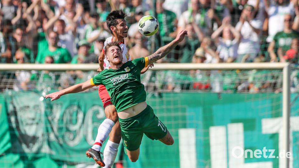 Chemies Kai Druschky (unten) im Kopfballduell mit Regensburgs Marcel Correia. Jan Woitas/dpa