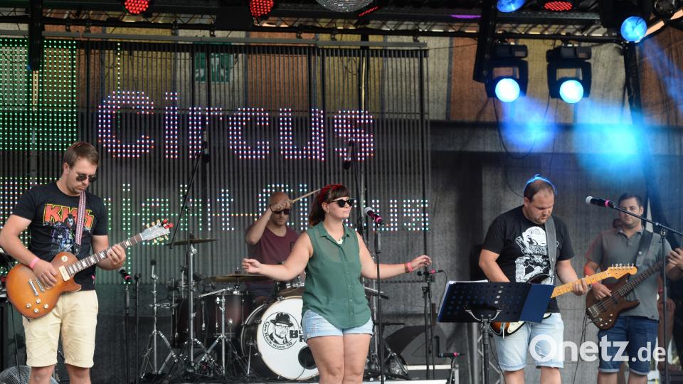 Midnight Circus auf der Bühne der Beachparty 2018. brü
