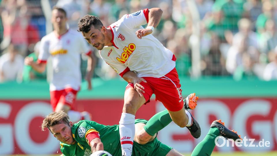 Regensburgs Julian-Maurice Derstroff (r) kann sich gegen Chemies Stefan Karau durchsetzen. Jan Woitas/dpa