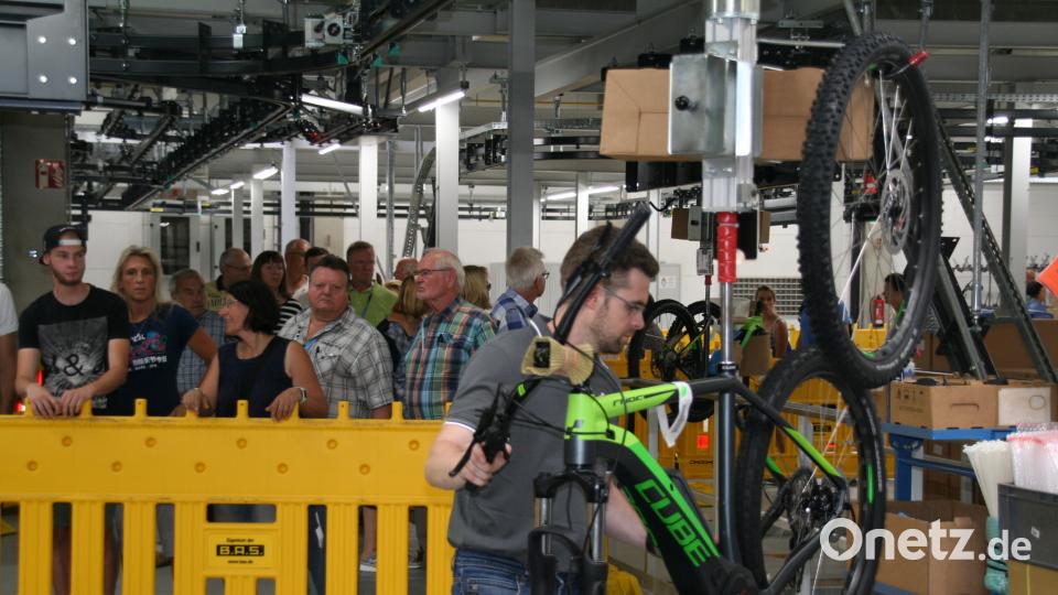Im Fokus steht die moderne Fertigungsstraße. Das Unternehmen produziert im Schnitt täglich 2500 Bikes. fpoz
