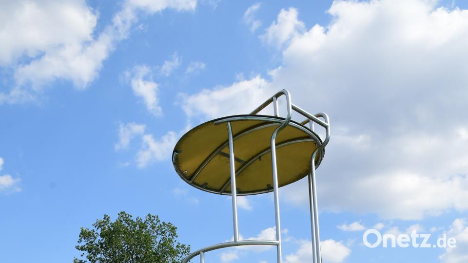 Hoch hinaus: Von hier hat man einen umfassenden Überblick im Riedener Freibad. Petra Hartl