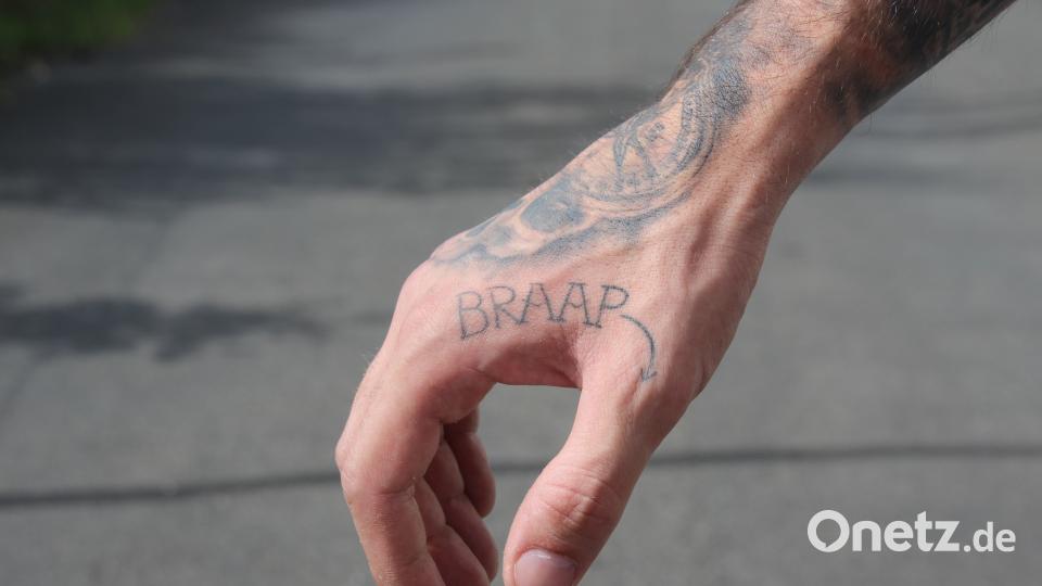Jan Stöcker (27): „Ich hab noch andere Tattoos und überlege mir die sonst schon sehr gut. Aber das an meiner Hand war eines von der spontanen Sorte“, erzählt der 27-Jährige. „Ich wollte etwas Anderes, aber mein Tätowierer hat mir abgeraten. Also hab ich meine Liebe zum Motorrad fahren hier verewigt. Deshalb glaube ich auch nicht, dass ich es jemals bereuen werde“, sagt der begeisterte Motorradfahrer. pkmo