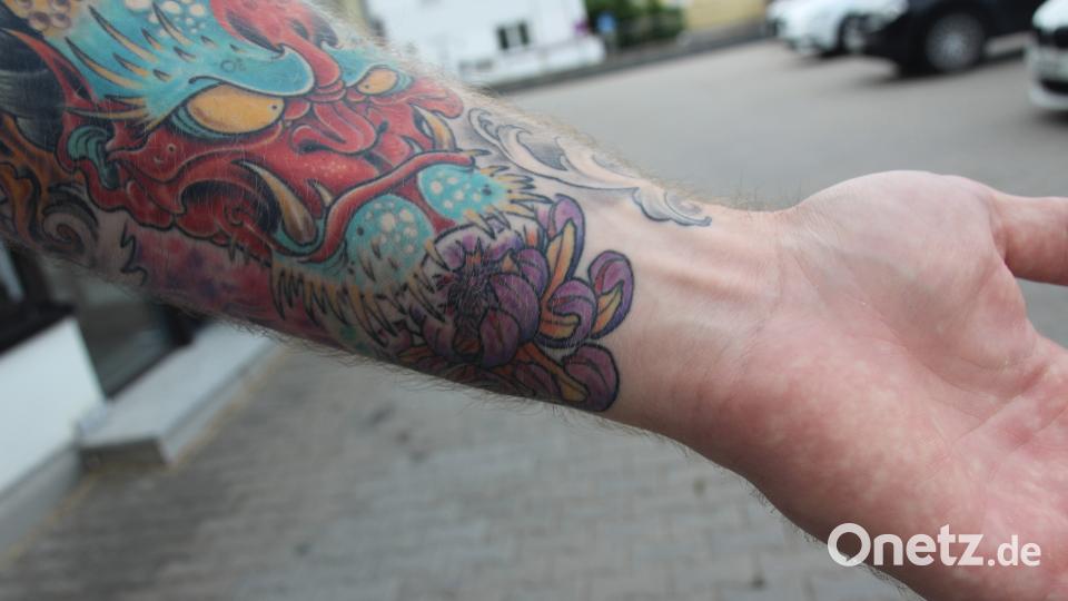 Tom Kraus (25): „Die lilafarbene Blume im japanischen Stil an meinem Arm, passend zu meinen anderen Tattoos dort, habe ich mir einmal selbst gestochen, als ein Kunde einen Termin bei mir absagen musste“, erklärt der Tätowierer aus Amberg. „Das war schon spontaner als meine anderen Tattoos, passt aber einfach gut zum Rest“, freut sich der 25-Jährige. pkmo