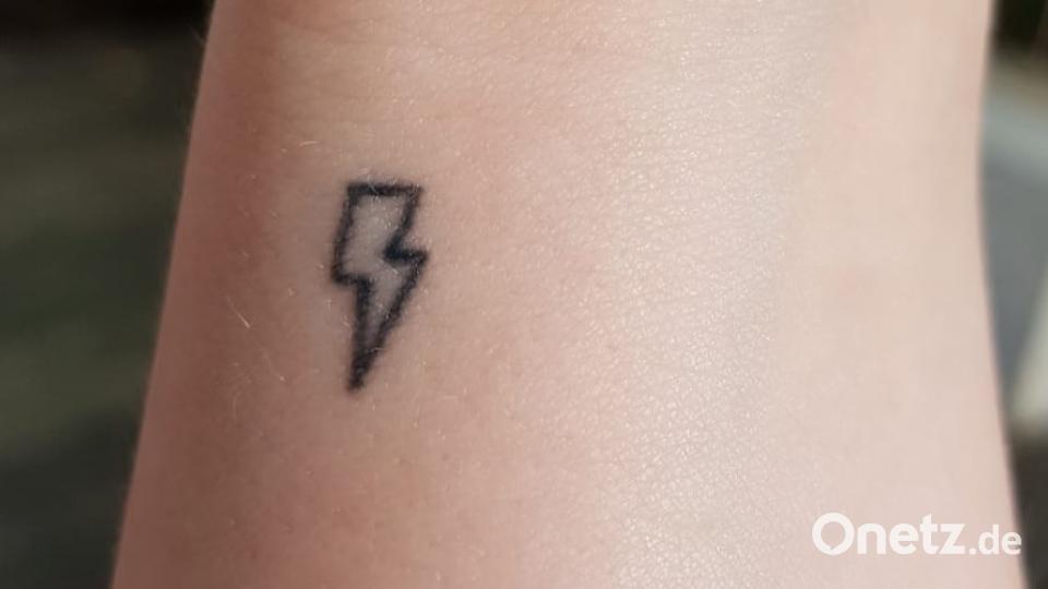 Serena Rankl (23): „Ich war beim Nachstechen von einem anderen Tattoo. Mein Tätowierer hat mich dann gefragt, ob ich zufällig noch eins will“, sagt die ausgebildete Hauswirtschafterin. „Als Fan von Harry Potter hatte ich schnell eine Idee – den Blitz. Es war einfach ein ganz anderes Gefühl, als ein geplantes Tattoo“, erinnert sich die 23-Jährige an ihr Spontan-Tattoo. pkmo
