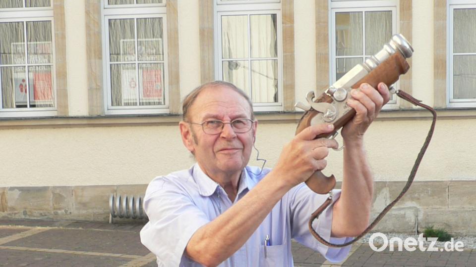Beim Baumaufstellen am Freitag durfte natürlich ein Böllerschütze nicht fehlen. lep