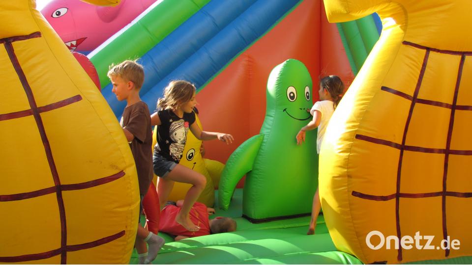 Die jüngsten Kinder können sich in einer Springburg austoben. sei
