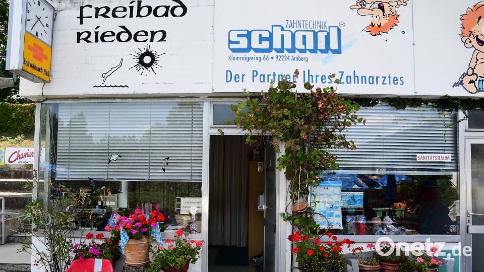 Blühende Geranien in Tontöpfen verzieren das Seitengebäude des Freibads. Petra Hartl