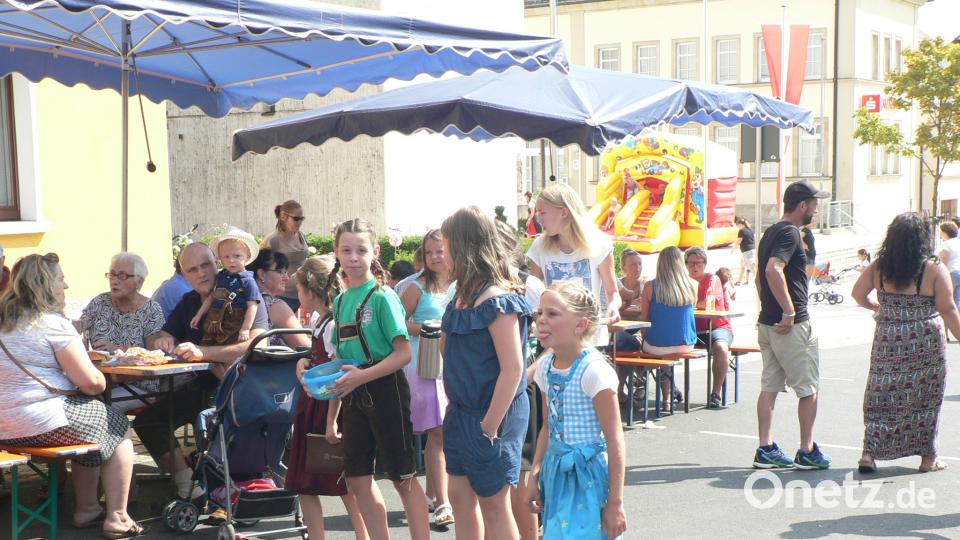 Kinder des Kirwavereins verkauften Lose. Kirwabaum sowie lukrative Preise gab es zu gewinnen. Der Erlös geht dieses Jahr an das Kinderhaus St. Elisabeth in Kirchenthumbach. lep