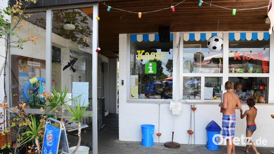 Wer eine Erfrischung sucht, findet sie bei einem Eis am Kiosk des Freibads. Auch dieses Gebäude soll saniert werden. Petra Hartl