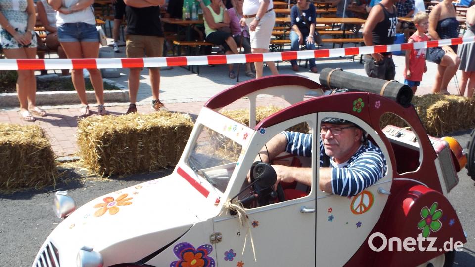 Der absolute Liebling aller beim Seifenkistenrennen in Kümmersbruck war Pierre Herve Glatigny aus Weiden mit seiner Cocotte, einer ziemlich originalgetreuen Ente im Mini-Format. e