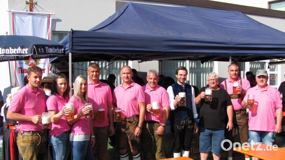 Der Kartellvorstand, erstmals in pinkfarbenen Shirts, freut sich über die erste kühle Maß Festbier. sei