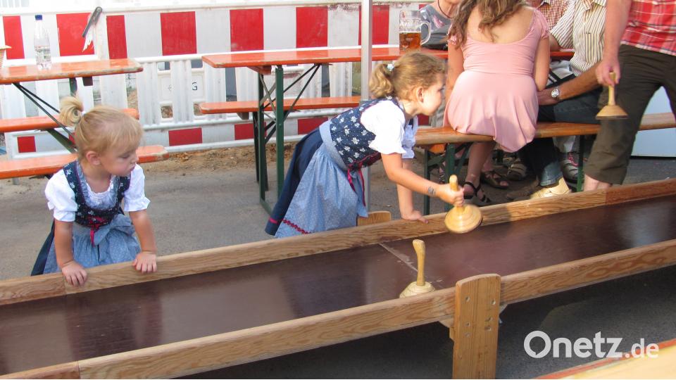 Zwei kleine Eisstockschützinnen freuen sich über den Gewinn von Kinderüberraschungseiern. sei