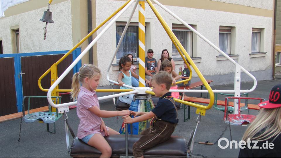 Für die jüngsten Festbesucher gibt es das Kinderkarussell. sei
