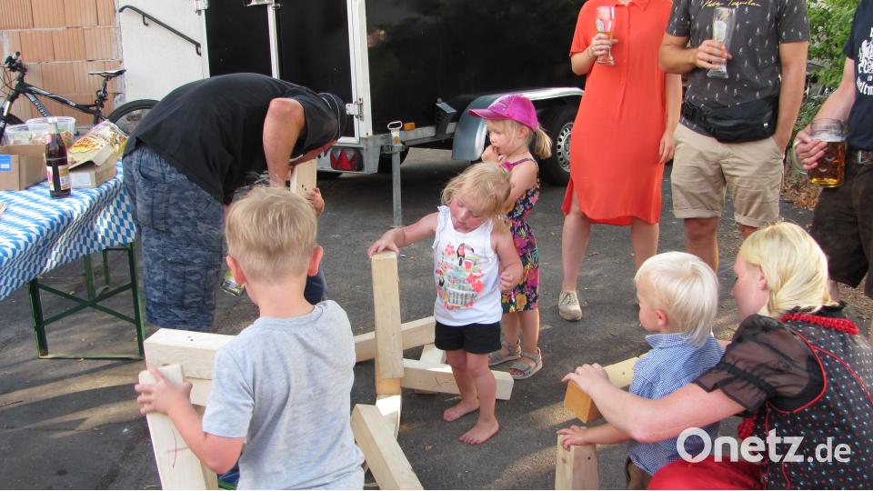 Viel Spaß haben die Kinder beim XXL-Jenga. sei