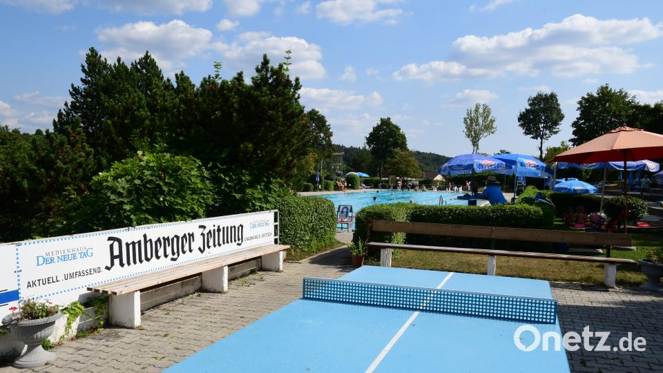 In die Jahre gekommene Reklameschilder begrüßen am Eingang die Badegäste. Petra Hartl
