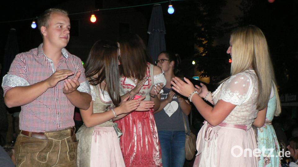 Die Band &quot;Grögötz Weißbir&quot; schaffte es am Samstagabend, in kürzester Zeit für Stimmung am Turnerplatz zu sorgen. lep