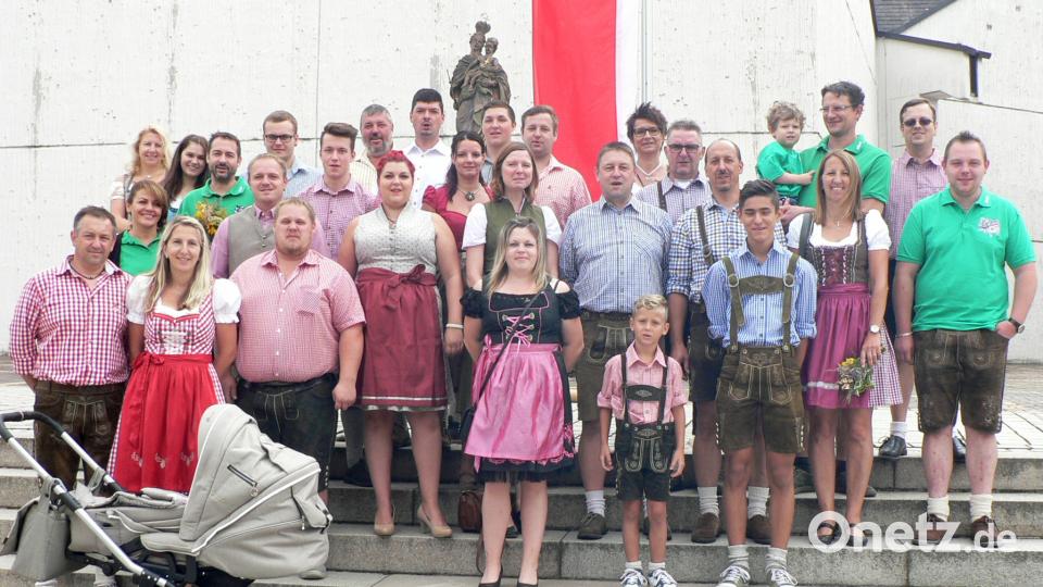 Bereits am Mittwoch, Mariä Himmelfahrt, wurde von den Mitgliedern des Kirwavereins nach dem Festgottesdienst die Fahne gehisst. Fünf Tage lang wurde bei tollem Sommerwetter ausgiebig Brauchtum, die Kirwa, gepflegt. lep