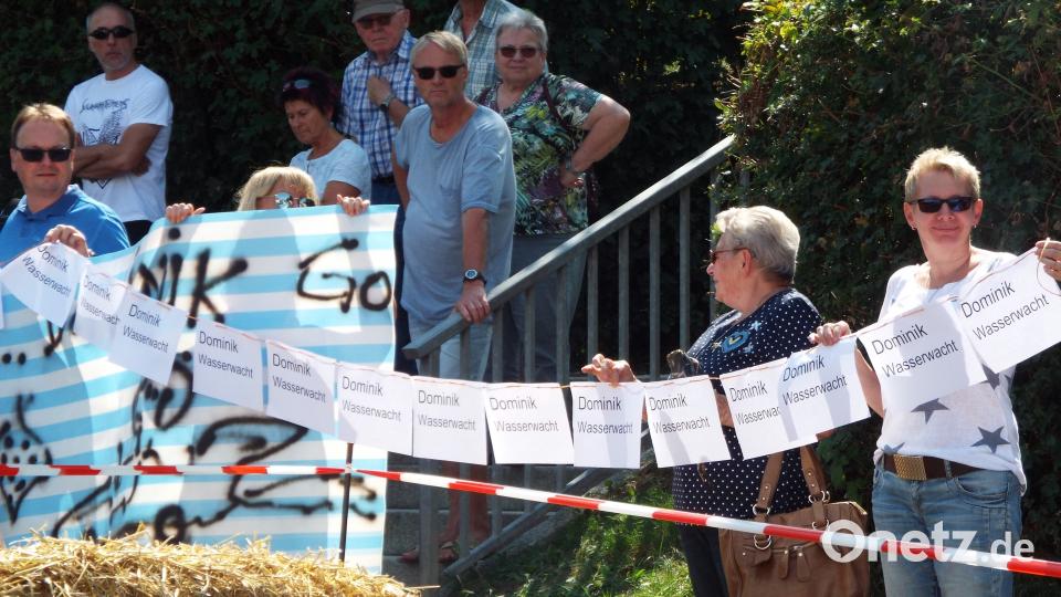 Nicht nur die Rennfahrer und ihre Kisten konnten punkten, sondern auch die Fangemeinden am Streckenrand. Dominik von der Wasserwacht jedenfalls hatte hier optimale Unterstützung. e