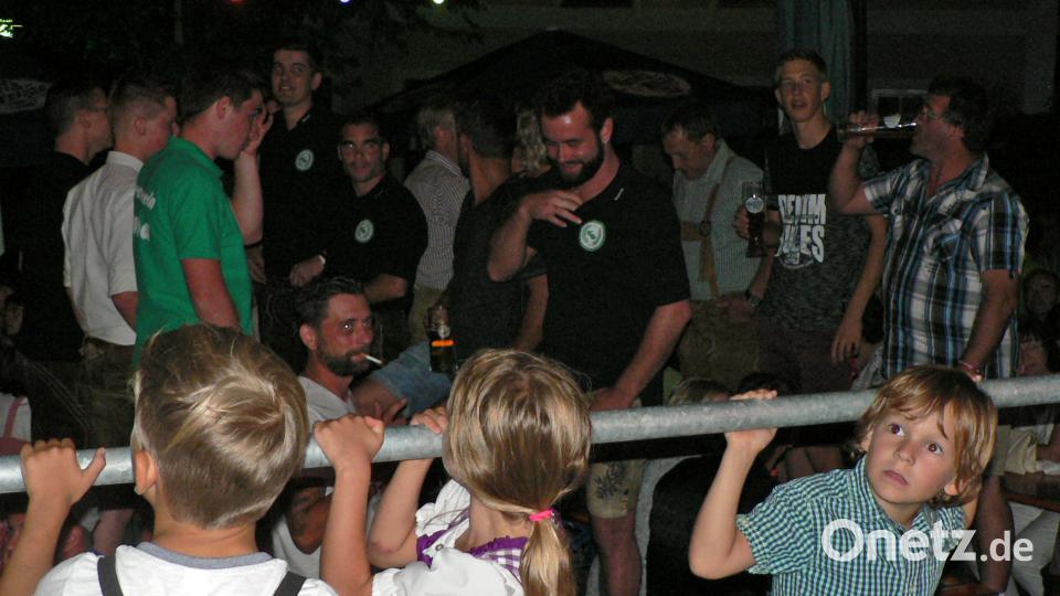 Die Band versprach &quot;Rausch für die Ohren&quot;. Nach kürzester Zeit standen die ersten Besucher auf den Bänken. lep