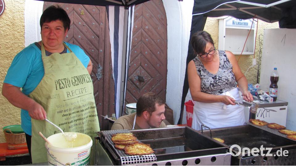 Viele Gäste danken den Damen des Pfarrgemeinderates, dass es Dank deren Einsatz doch wieder Dotsch auf dem Bürgerfest gibt. sei