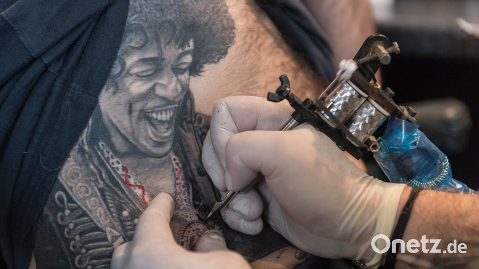 Ein Stich, der unter die Haut geht und möglicherweise ein Leben lang bleibt. Bundestagsabgeordnete Gitta Connemann (CDU) fordert eine Beratungsgespräch, bevor man sich ein Tattoo stechen lässt. Die Studios in der Amberg-Sulzbacher Region halten das nicht für nötig. Daniel Maurer/dpa