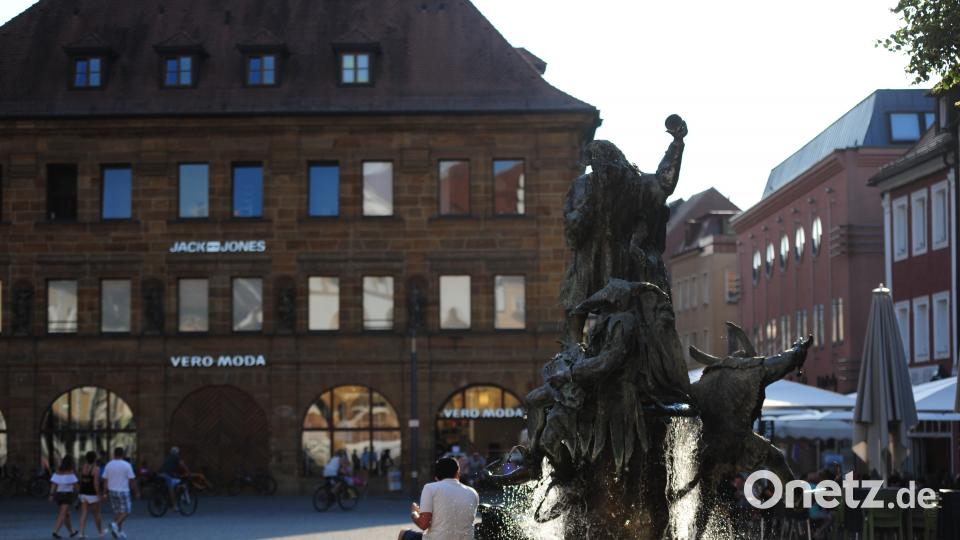 Die letzten Sonnenstrahlen am Marktplatz. Bild: brü
