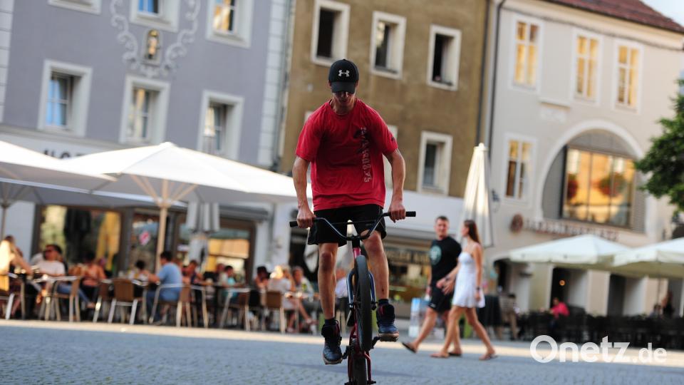 Fahrradkünste zeigen. Bild: brü