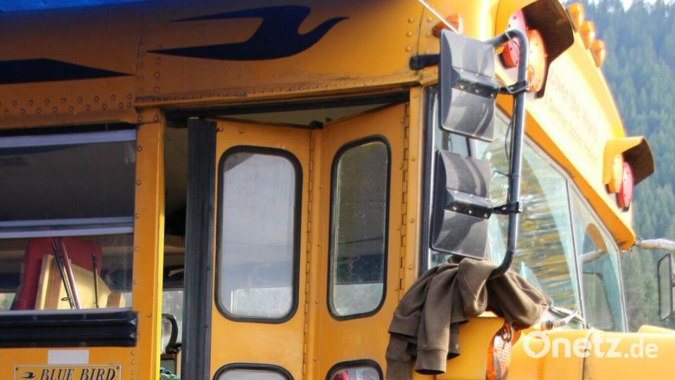 Schulbus und die Gummistiefel der Familie. Bild: Praschel