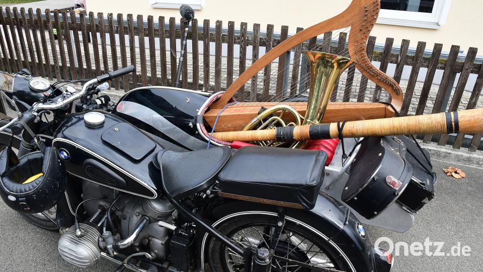 Die BMW mit Seitenwagen ist das Erkennungszeichen der Sendung &quot;Stofferl Wells Bayern&quot;. Bild: Petra Hartl