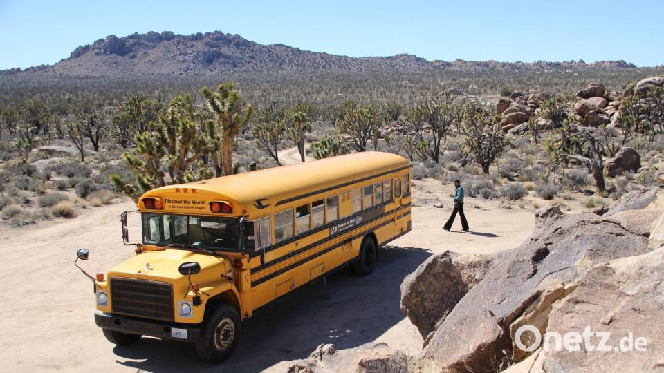 Bus in der Mojav Dessert in Kalifornien. Mit dem Schulbus in die Wildnis Bild: Praschel