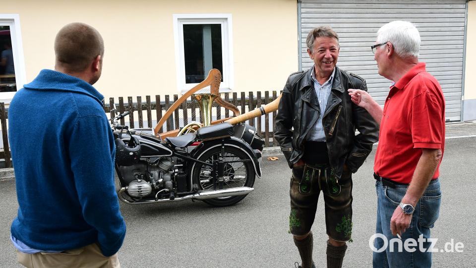 Stofferl Well (Lederjacke) von der Biermösl-Blosn besucht mit einem TV-Team
Wolfgang Houschka (rotes T-Shirt) wegen Elvis und WAA Bild: Petra Hartl