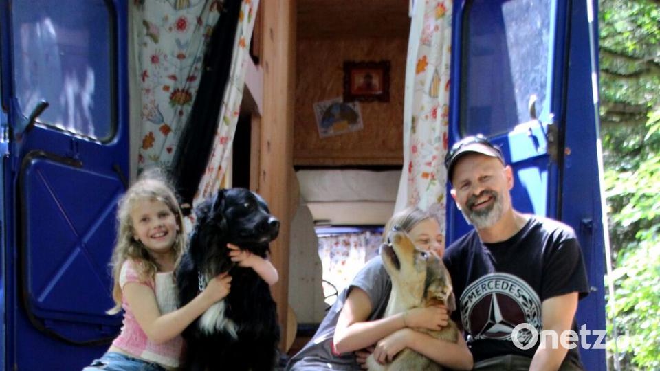 Familienbild vor neuem Lkw. Bild: Praschel