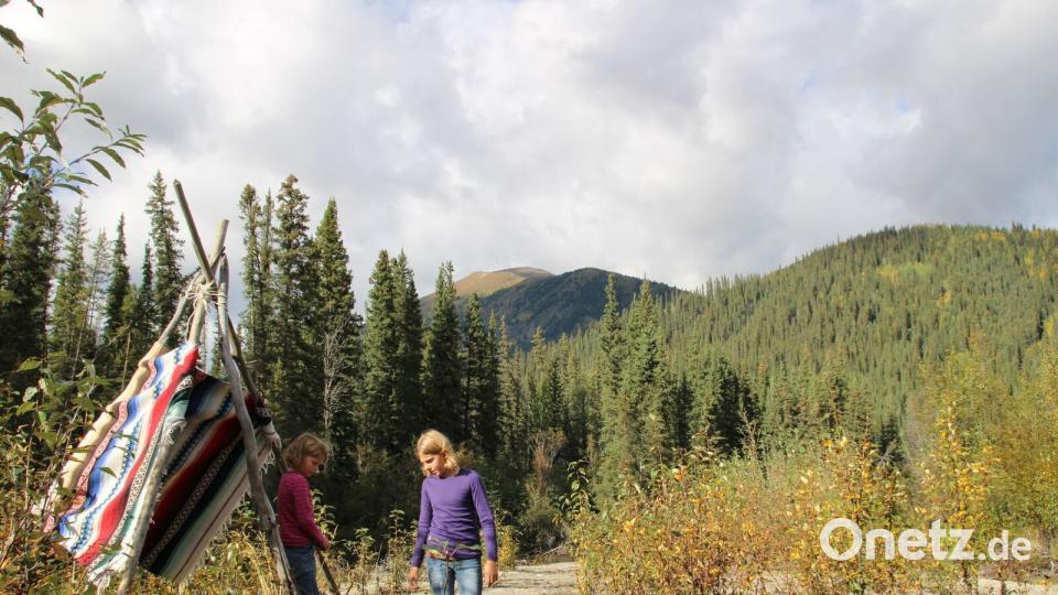 Camping am Fluss. Bild: Praschel