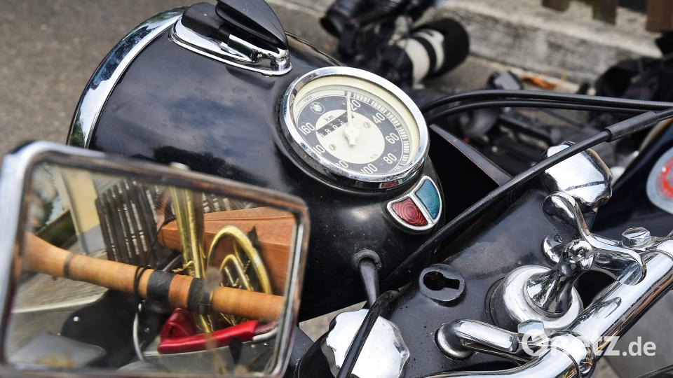 Stilleben mit Motorrad und Instrumenten. Bild: Petra Hartl