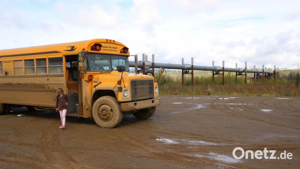 Verschlammter Laster vor Pipeline, Dalton Highway und Paula. Bild: Praschel