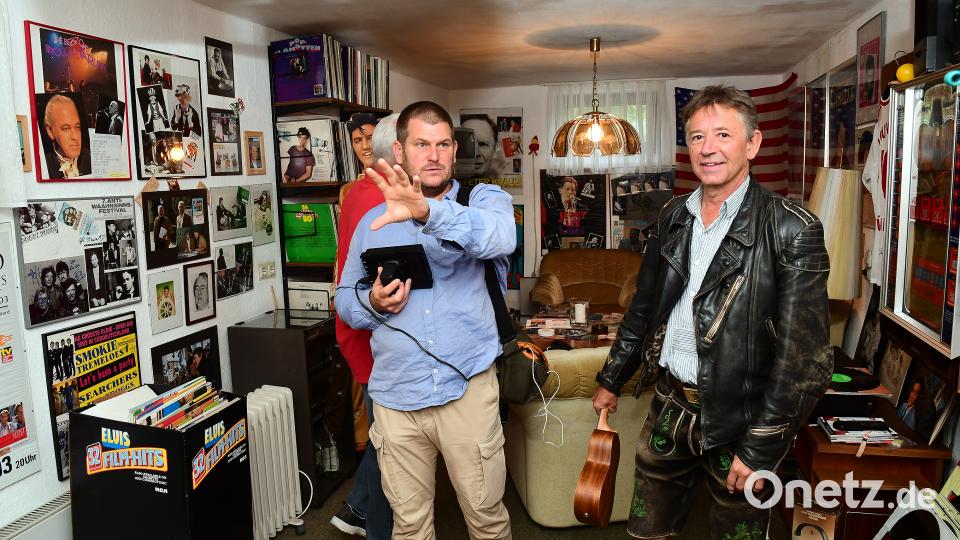 Stofferl Well (Lederjacke) von der Biermösl-Blosn besucht mit einem TV-Team
Wolfgang Houschka (rotes T-Shirt) wegen Elvis und WAA Bild: Petra Hartl