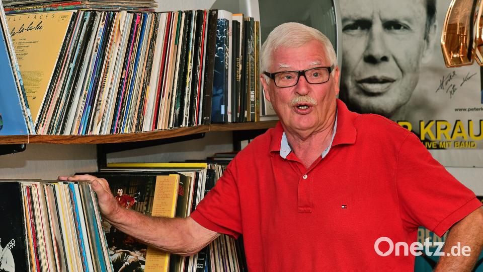 Wolfgang Houschka vor seiner Plattensammlung Bild: Petra Hartl