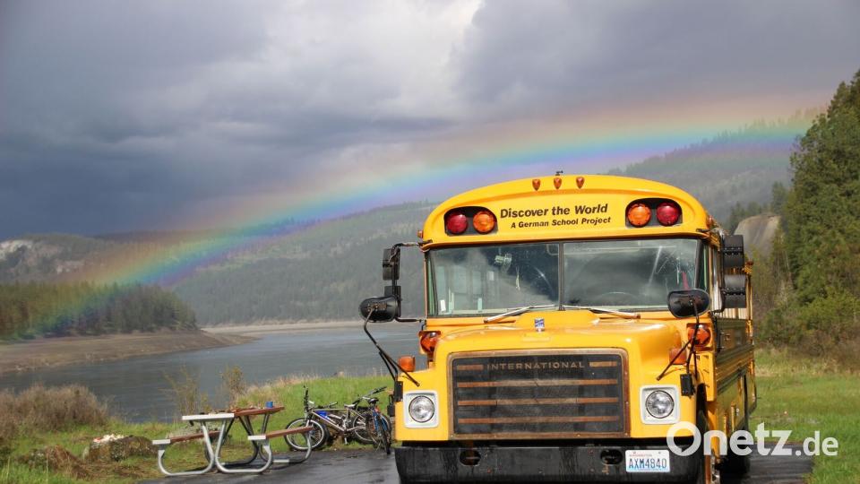Ein Regenbogen begleitet die Familie mit dem umgebauten Schulbus. Bild: Praschel