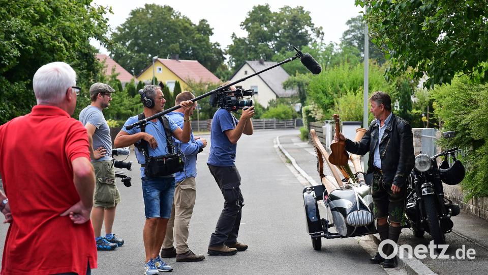 Und Action: Die Anfahrtsszene wird gedreht. Bild: Petra Hartl