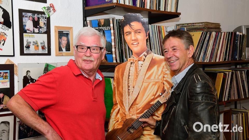 Gruppenbild mit Elvis. Von links: Wolfgang Houschka, Elvis Presley und Stofferl Well. Bild: Petra Hartl