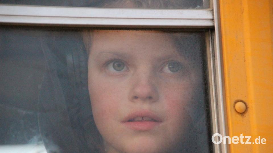 Alaska: Paula schaut aus dem Busfenster. Bild: Praschel